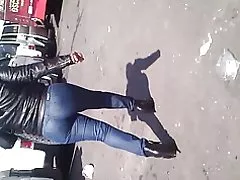 ناضجة في الجينز الضيق