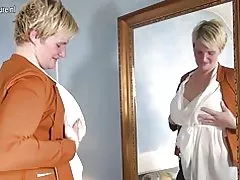 قرنية ربه منزل الهولندي اللعب مع لعبة لها