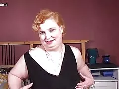 الجدة هواة كبيرة مع لعبة الأسود المفضل