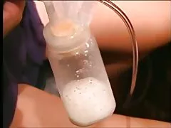 أتينا الشعر الطويل مثير مضخات مزدوجة الحليب من ثدييها منتفخة